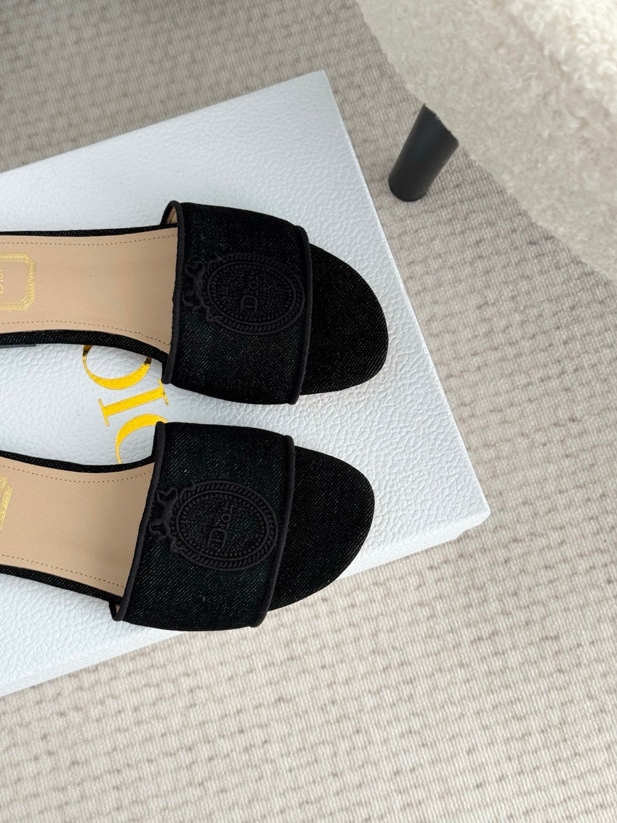 CD Médaillon Slide Flat Black Denim 849732