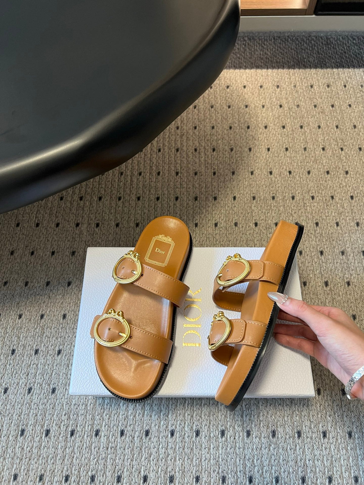 CD 26s Médaillon Buckle Slide Brown Cowhide 820026