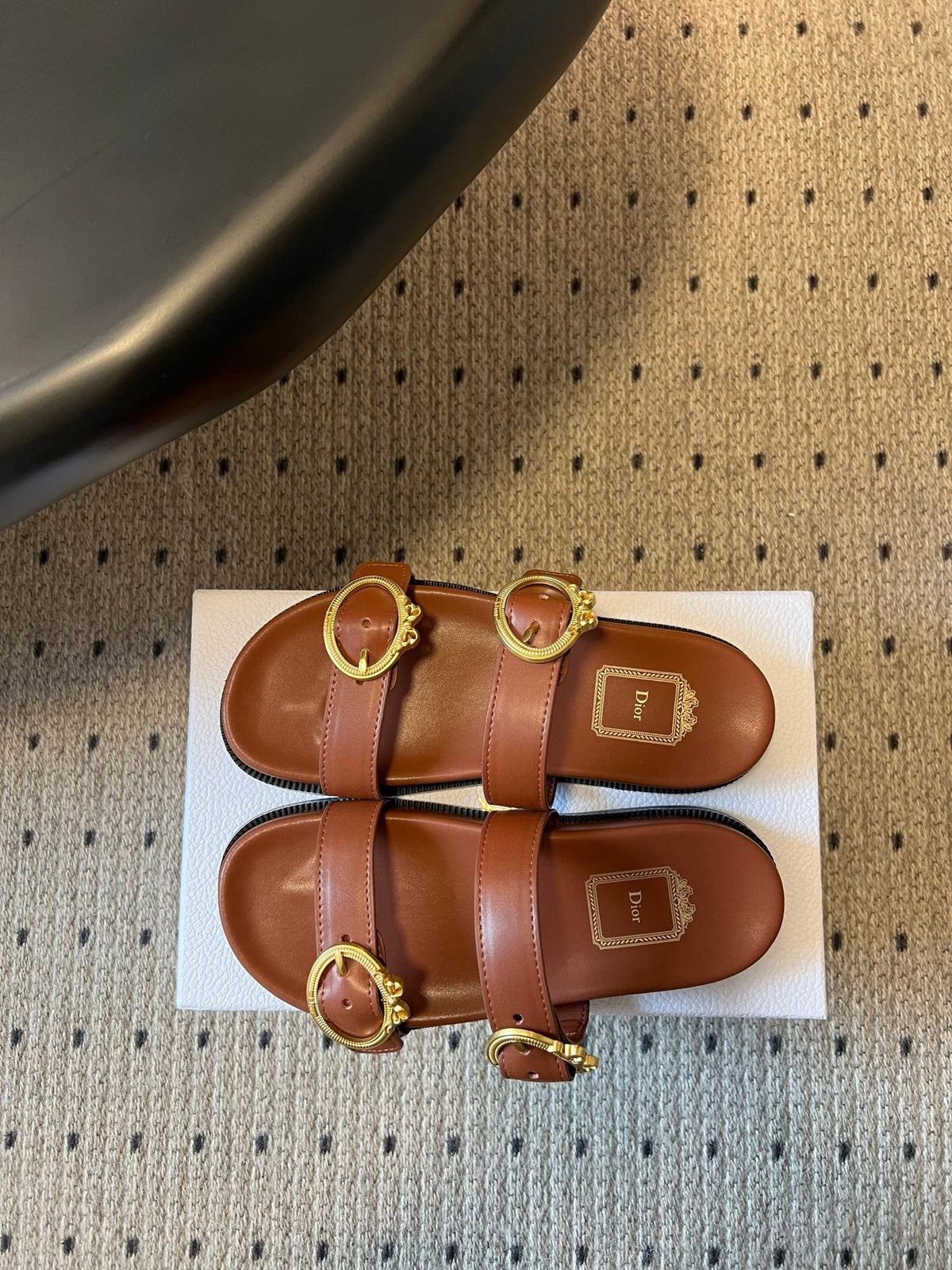 CD 26s Médaillon Buckle Slide Caramel Cowhide 820024