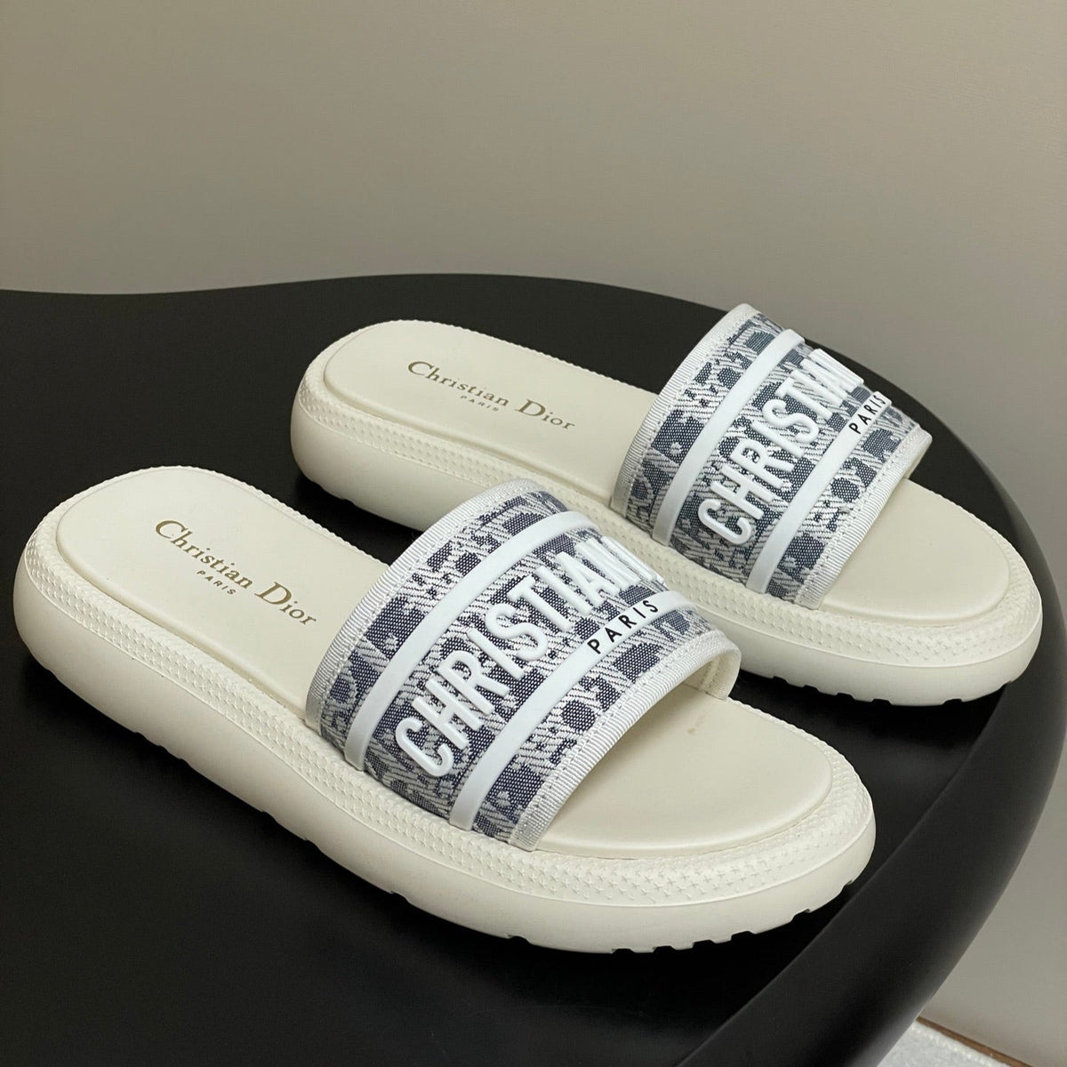 CD 25 Slippers White Gray Fabric 394062
