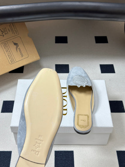 CD Médaillon Mule Light Grey Suede 834914