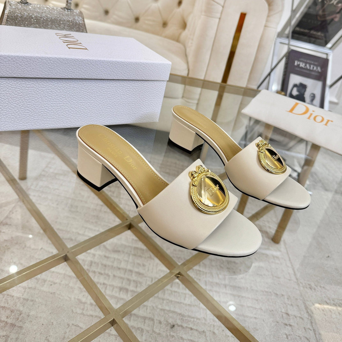 CD 26s Médaillon Buckle Slides 5cm White Lambskin 927377