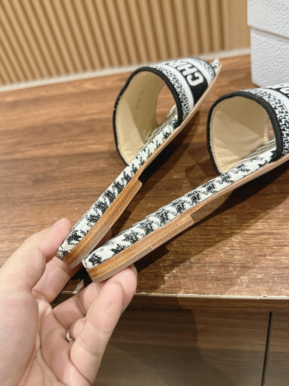 CD 26s D-Club Flat Slides In Black And White Houndstooth